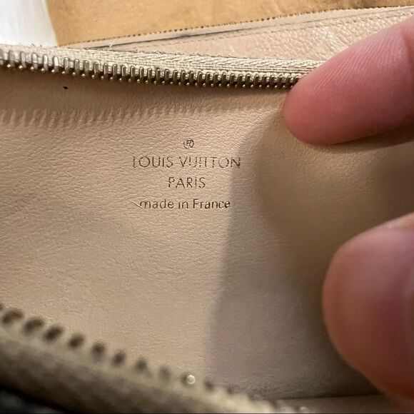 LOUIS vuitton zippy wallet in turtle dove - Picture 16 of 17